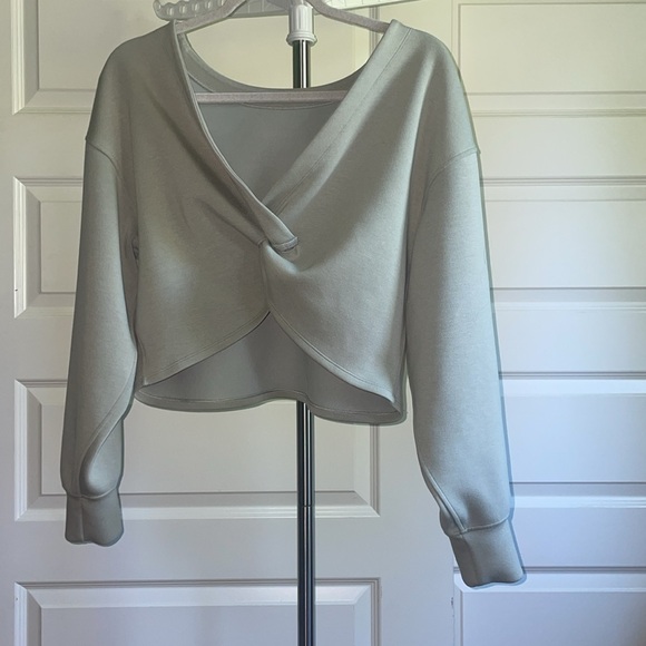 Lululemon Twist Back-to-Front Pullover
Green Fern-flawed - Picture 6 of 8